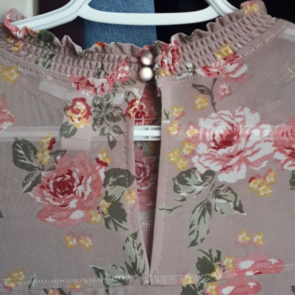 Sleeveless Floral Blouse - Picture 4 of 6
